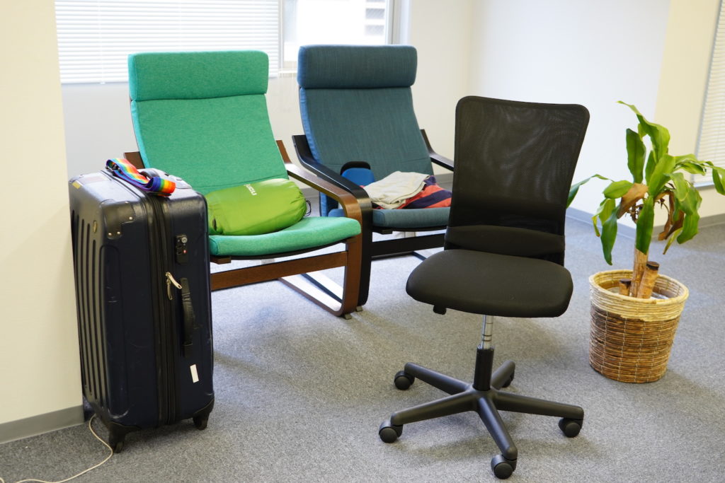 オフィスに置かれた椅子とスーツケース