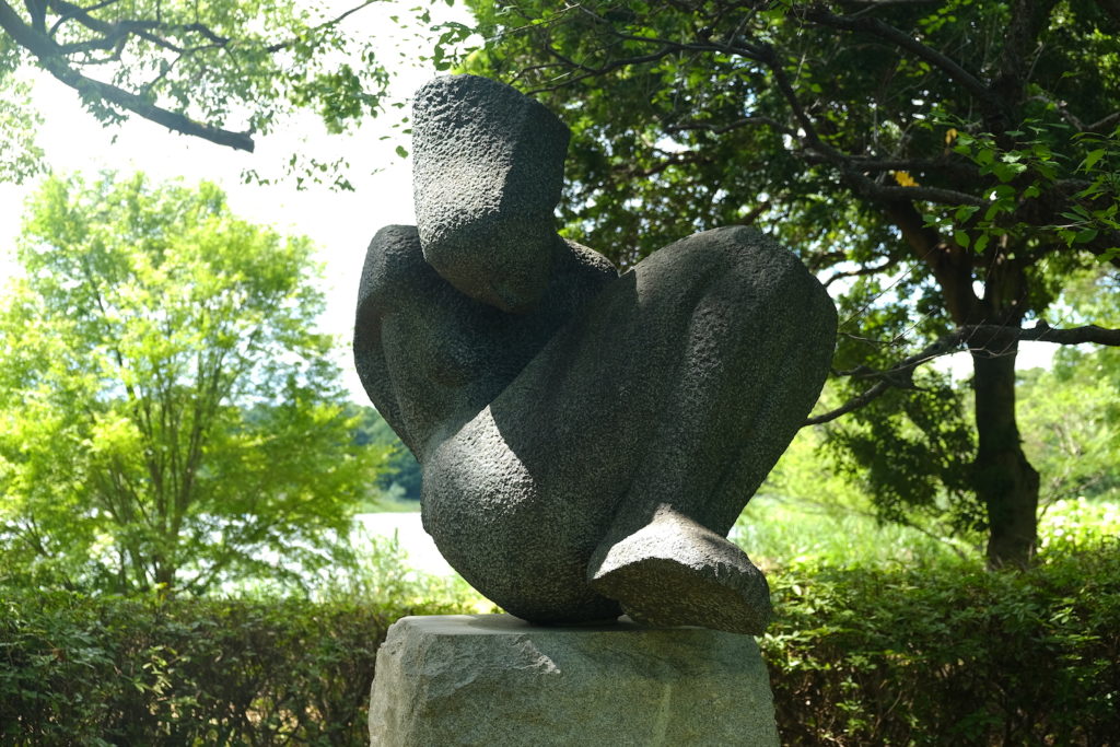 人の形をした石像